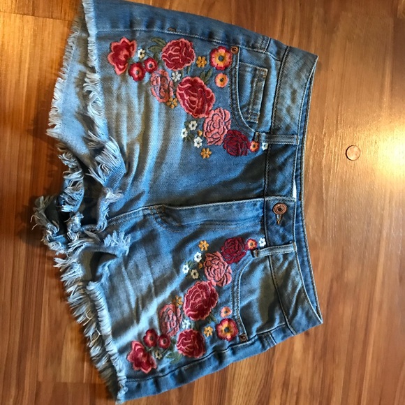 Forever 21 destresses embroidered shorts - Picture 2 of 3
